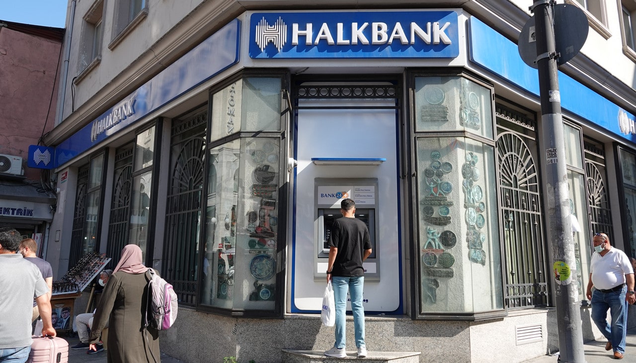 Tabanları Halkbank kaldırmış! Manipülatörün 8.8 milyon lotunu aldı!