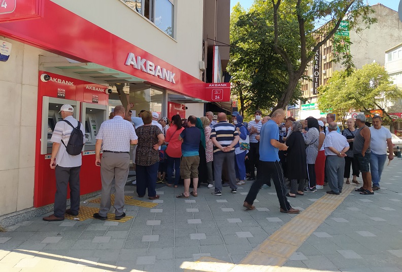 Yüksek promosyon için maaşını Akbank’a taşıyan emekliler ATM’den işlem yapacak!