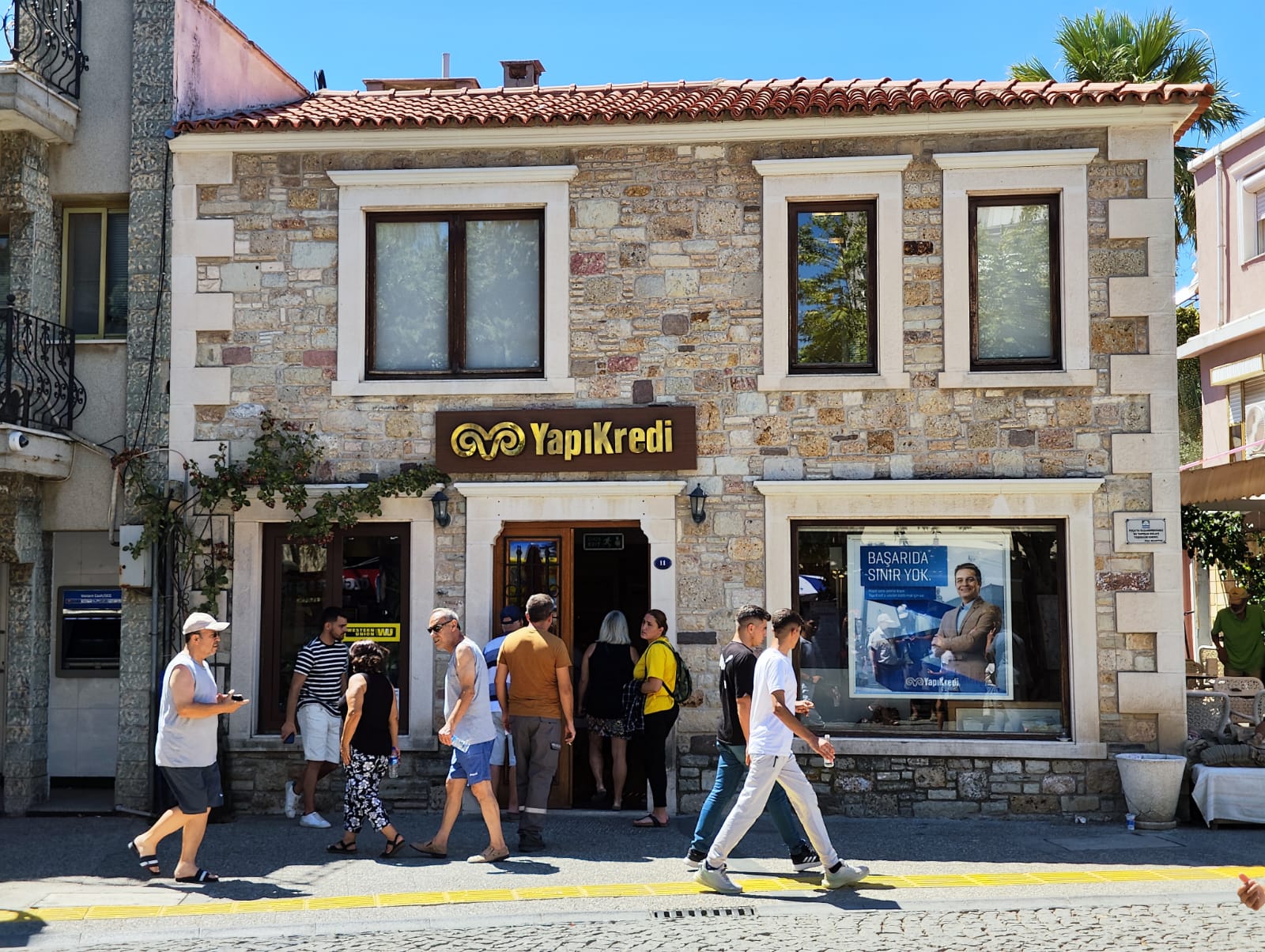 Yapı Kredi, emekli promosyonu yoğunluğunda çok çalışan güvenlik görevlilerini hediye çeki ile ödüllendirdi