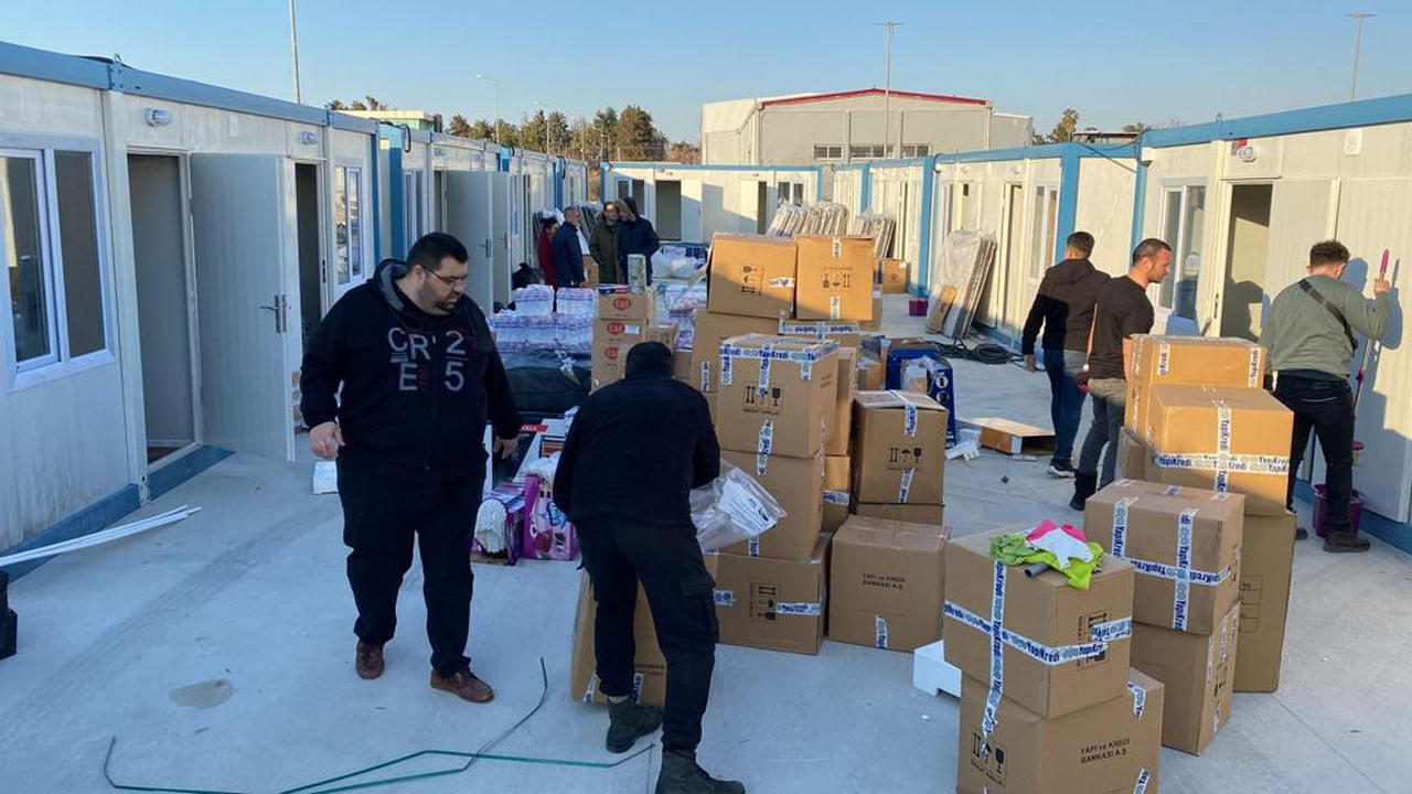 Helal olsun! Yüzlerce gönüllü bankacı yara sarmak için deprem bölgesinde!