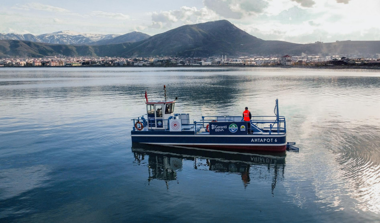 Mavi Nefes Projesi kapsamında Van Gölü’nde temizliğe başladı