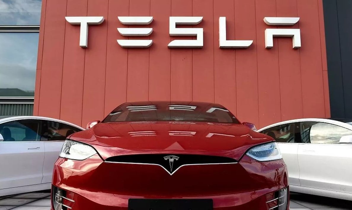 Tesla fiyatlarını yeniden düşürdü